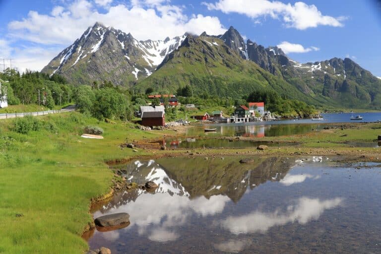 Fjords des îles Lofoten : Village face d'un lac prés des montagnes