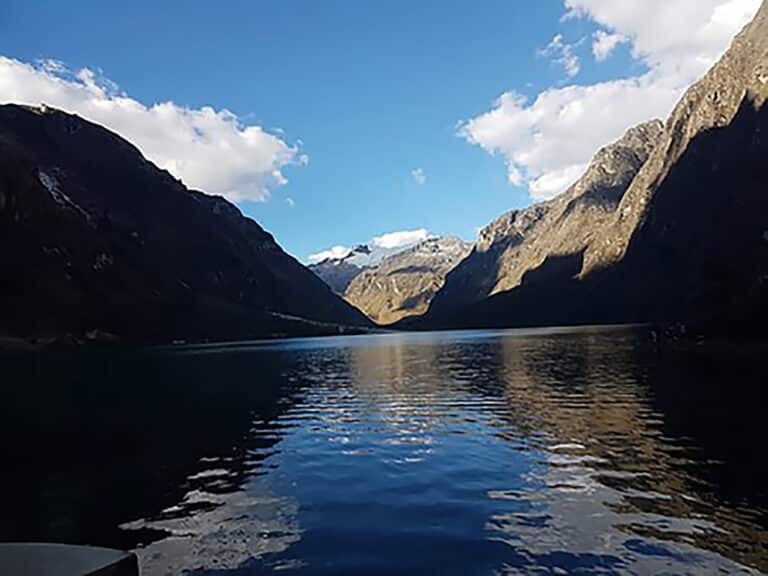 Trek au Pérou : lac et montagnes dans la vallée de l'Alpamayo Akaoka