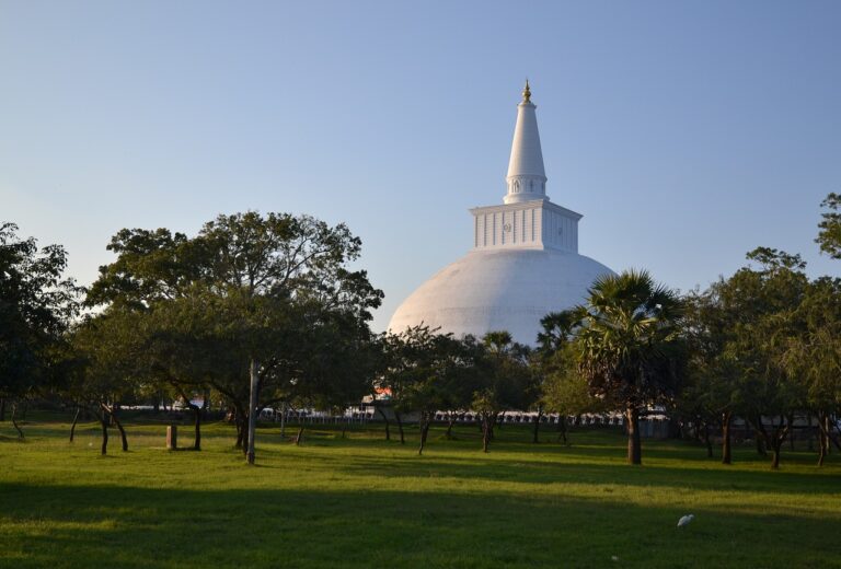 Voyage au Sri Lanka : découverte de la culture au temple blanc de Anuradhapura Akaoka