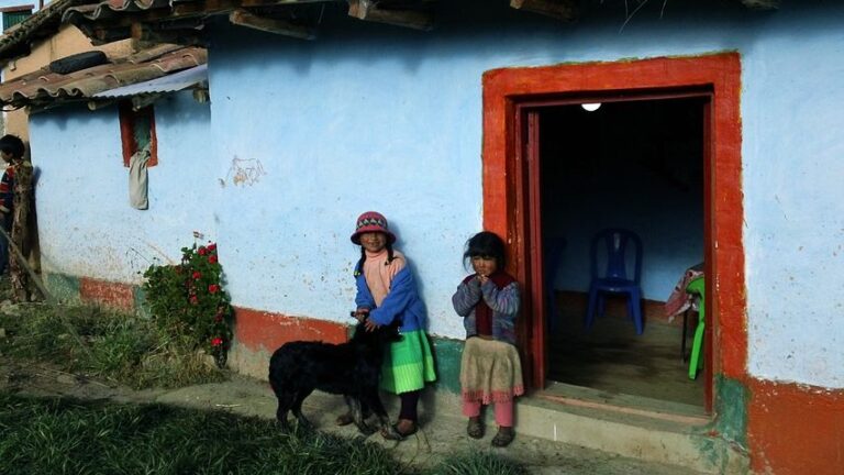 Voyage en Bolivie : rencontre de deux petites filles qui caressent un chien noir Akaoka