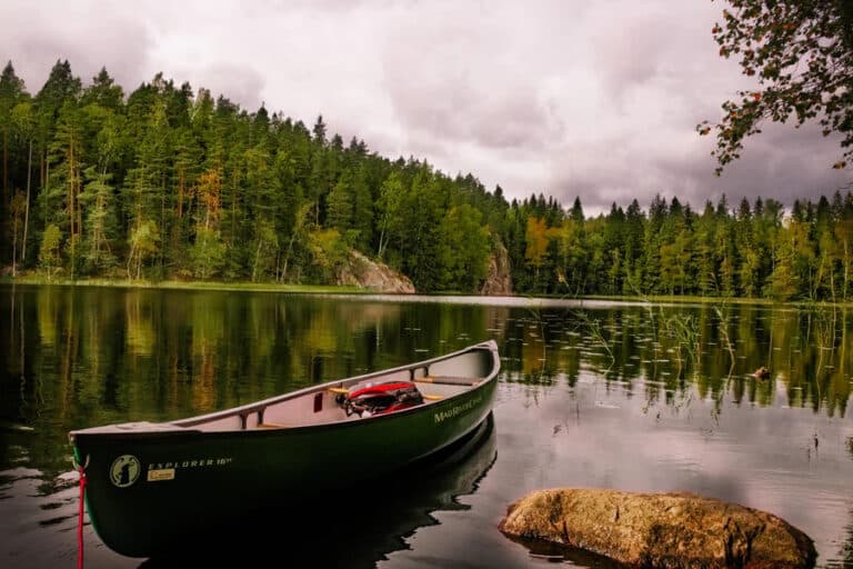 Activité Finlande: Les montagnes et vue sur le paysage lors d'un circuit multiactivité Canoë Taïga