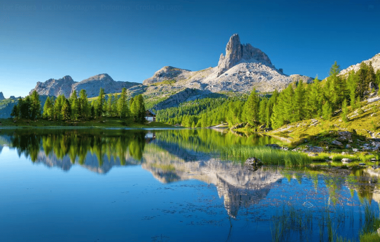 Lac bleu surplombé par une forêt et des montagnes, canyoning Alpes du Sud