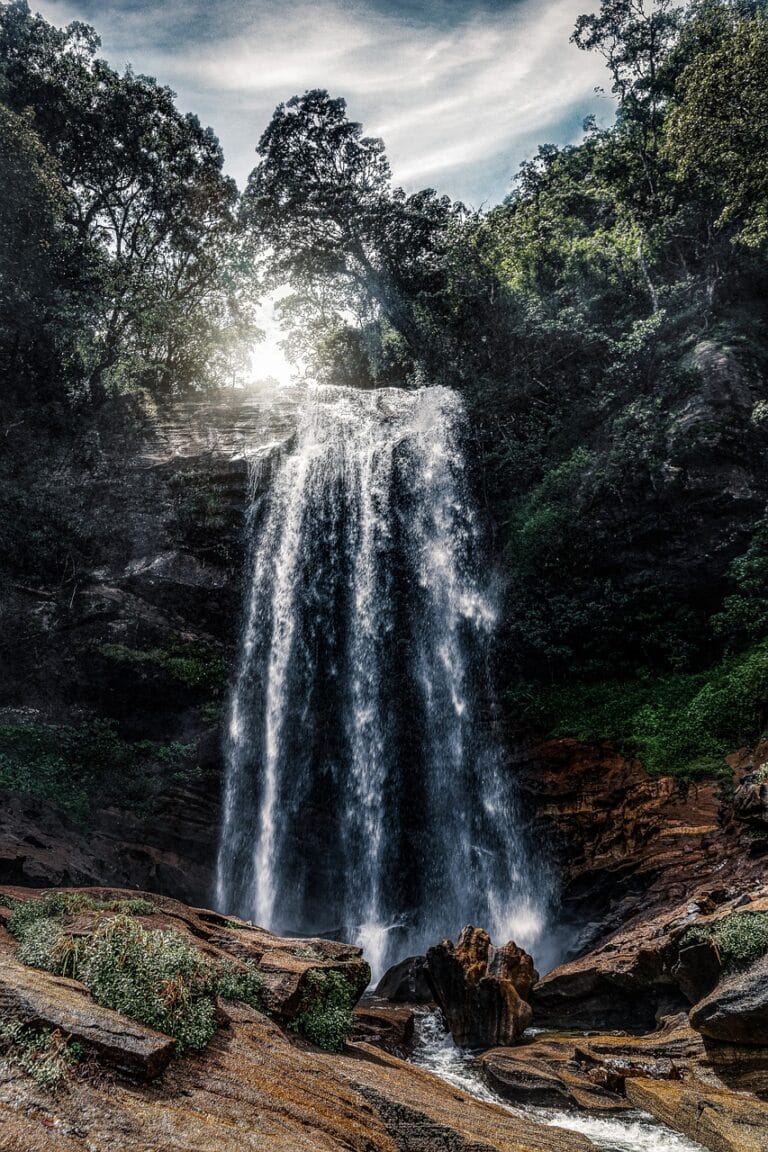 Randonnée au Sri Lanka découverte de la région de Kandy : une cascade en pleine forêt Akaoka