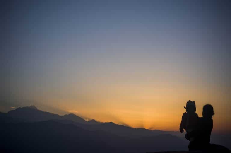 Voyage au Népal en famille : coucher de soleil dans les hauteurs des montagnes Akaoka