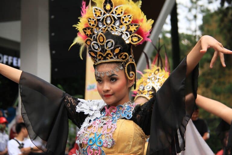 Voyage en Indonésie : découverte de la culture avec des danseuses indonésiennes Akaoka