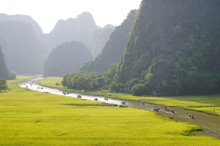 Séjour au Vietnam : traversé de Tam Coc à Ninh Binh en pirogue sur une rivière entourée de montagnes verdoyantes Akaoka