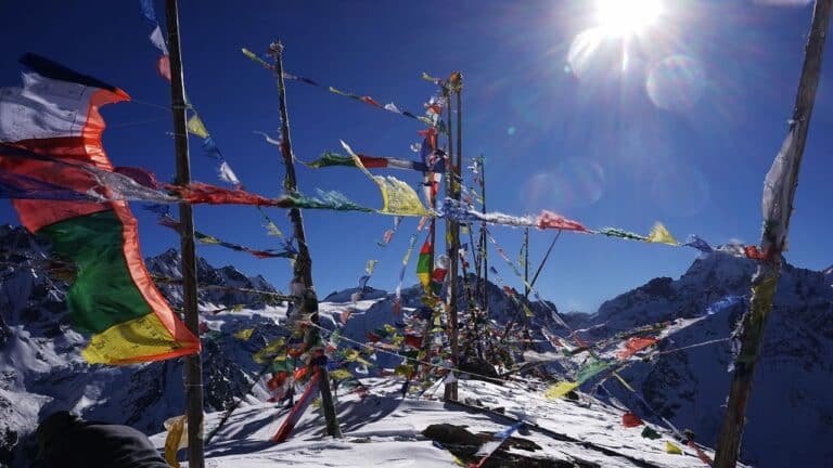 Trekking au Népal : drapeaux à prières accrochés au sommet d'une montagne Akaoka