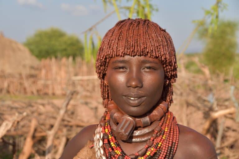 Voyage en Ethiopie : femme de la communauté Afar habillée traditionnellement Akaoka