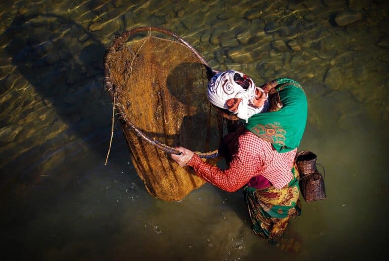 Séjour au Népal : une femme pèche dans une rivière Akaoka