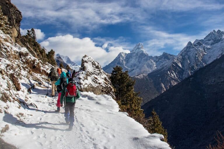 Trekking au Népal sur les montagnes enneigées de l'Everest Akaoka