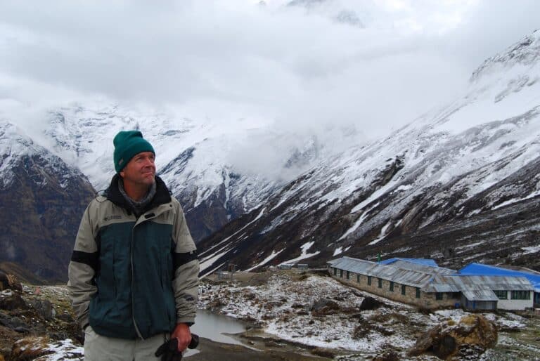 Randonnée au Népal : vue sur les montagnes enneigées Akaoka