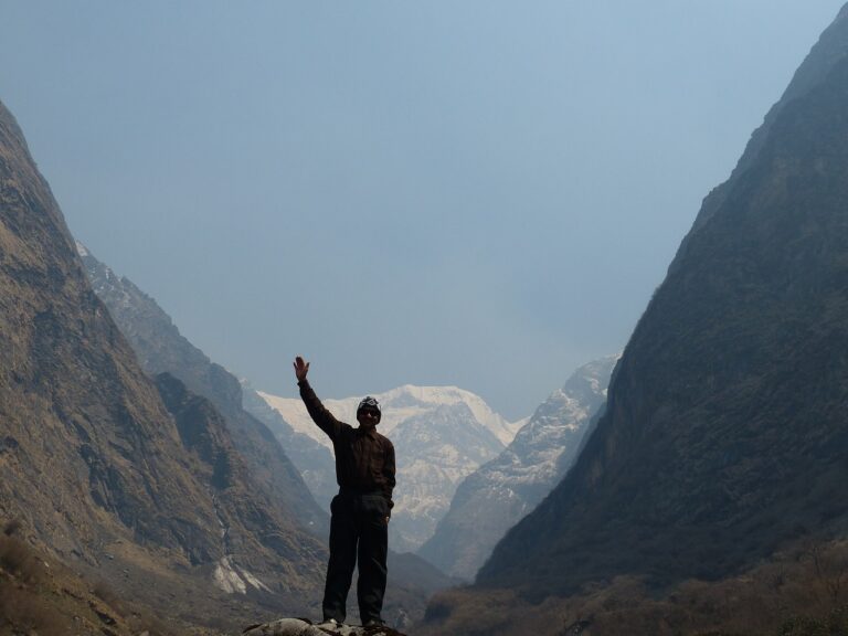 Randonnée au Népal sur le massif de l'Annapurna : un homme au milieu des montagnes Akaoka