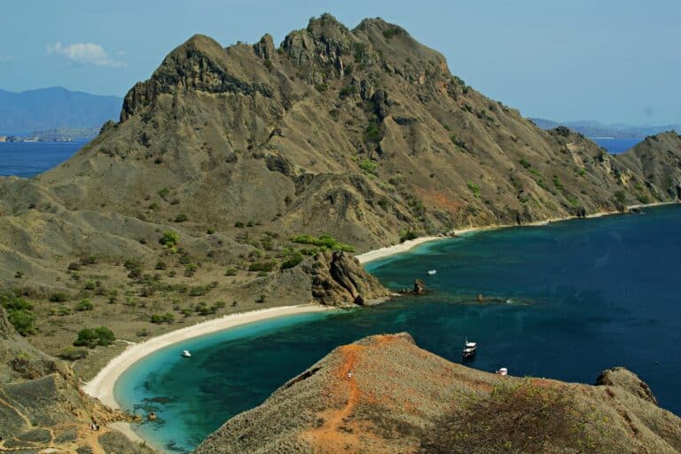 Trekking en Indonésie sur l'île de Komodo en hauteur et vue sur la plage Akaoka