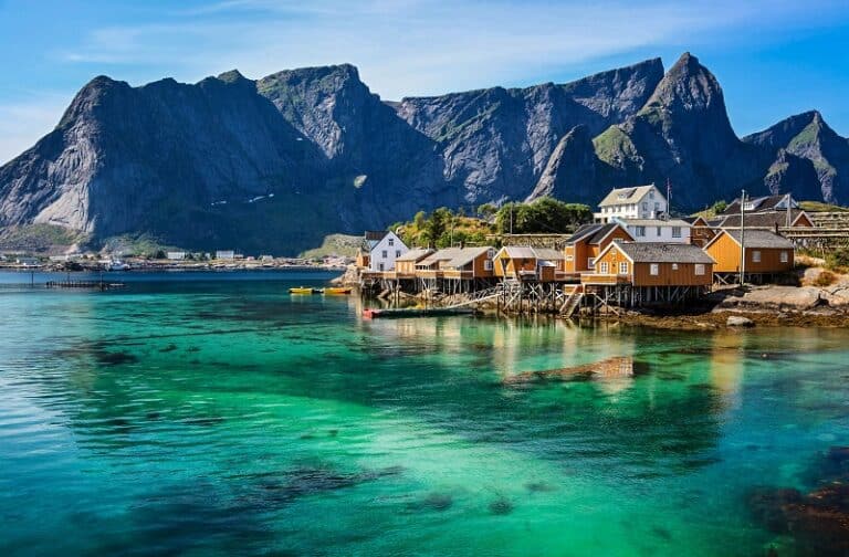 Rencontre des orques : la vue d'un village dans les Îles Lofoten au bord de mer