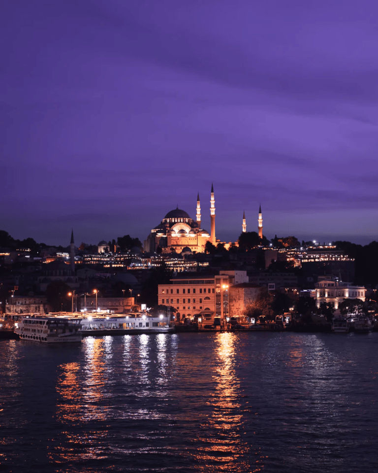 Randonnée Turquie dans la nuit sur la vue d'Istanbul