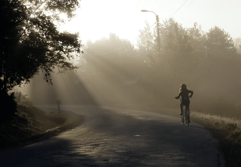 Vélo Finlande: Randonneur en vélo à kajaani avec une vue sur les paysages finlandais