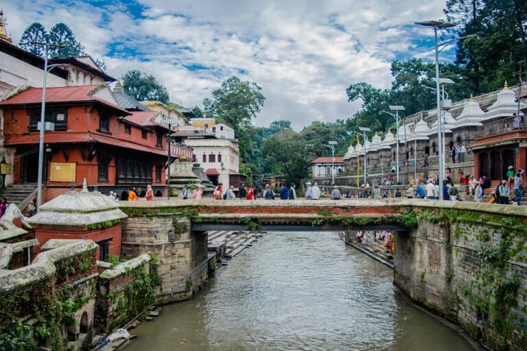 Voyage au Népal à Katmandu Népal : traversée d'un pont en ville Akaoka