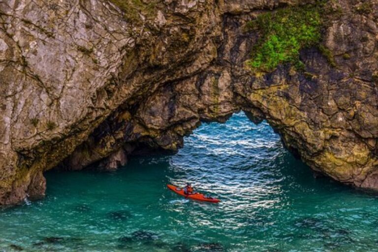 Kayak Irlande : Sur la mer vers une grotte