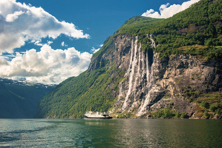 Autotour Bergen : Bateau touristique sur un lac norvégien aux fjords