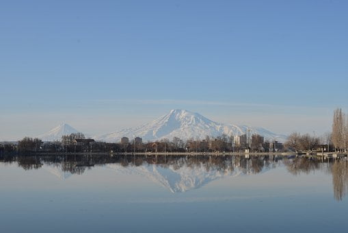 Randonnée Turquie Mont Ararat avec le reflet du Lac sur les montagnes