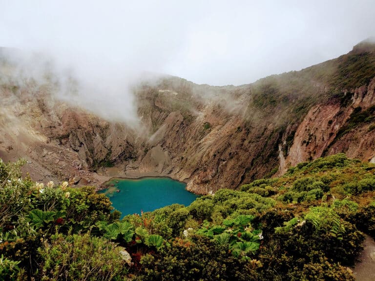 Trek au Costa Rica : un lac au milieu d'un massif montagneux Akaoka