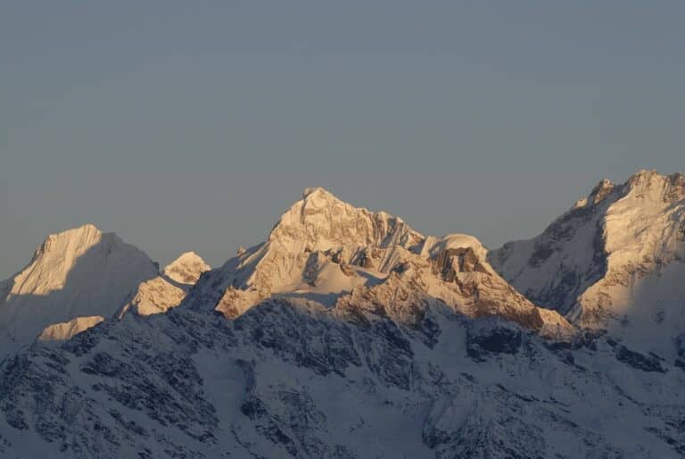 Excursion au Népal dans les sommets des montagnes enneigées de Langtang Akaoka