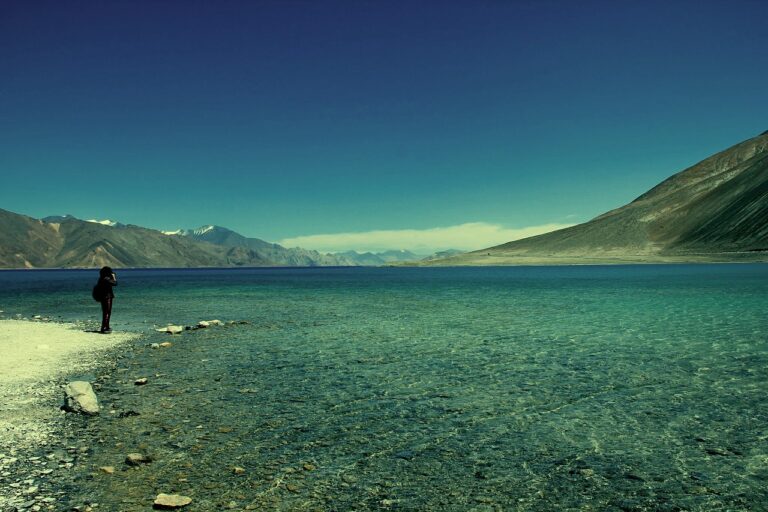 Séjour trekking en Inde à Leh Ladakh : lac au cœur des montagnes Akaoka