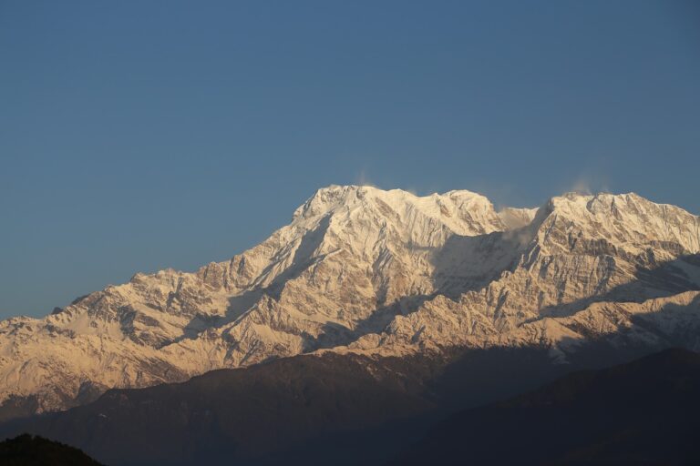 Trek au Népal dans les montagnes rocheuses et enneigées du Machhapuchhare Akaoka