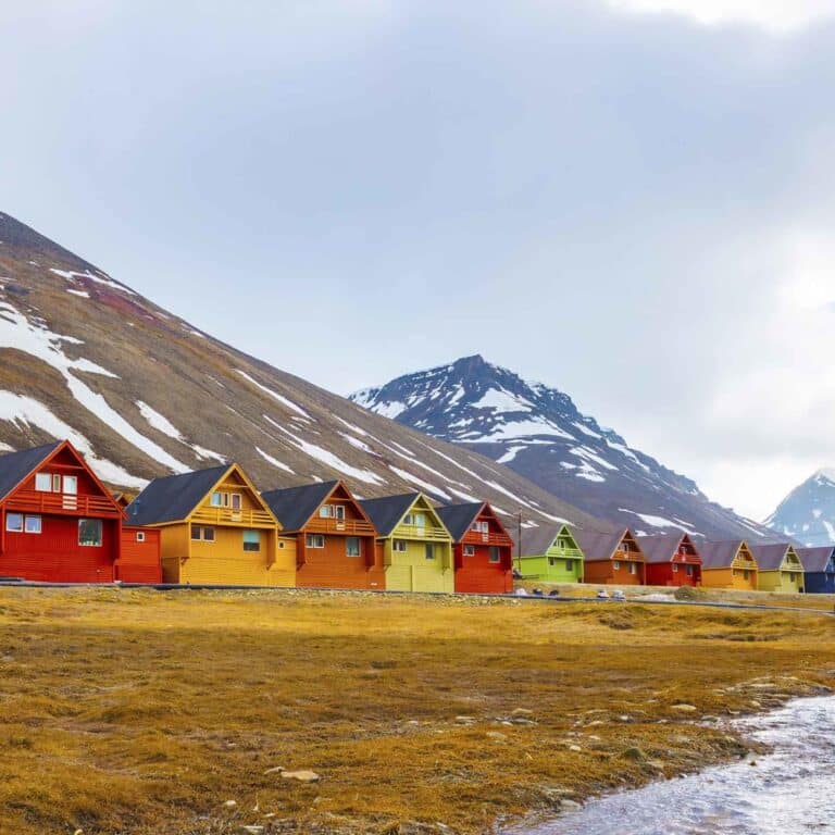 Randonnée Cap au Nord : les maisons colorées et la vue d'une montagne