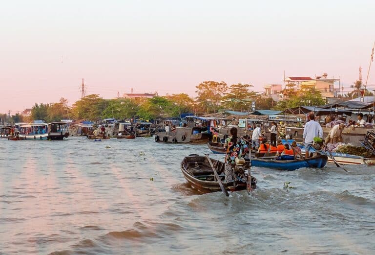 Voyage au Vietnam découverte du marché flottant à Can Tho : un marché sur l'eau Akaoka