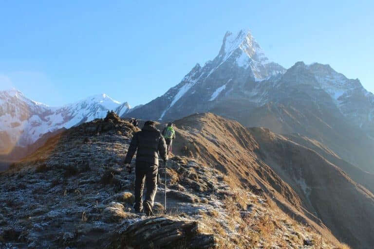 Randonnée au Népal vers le sommet d'une montagne enneigée Akaoka