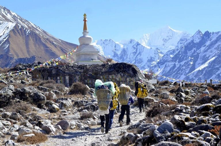 Randonnée au Népal jusqu'à un temple au sommet d'une montagne rocheuse Akaoka