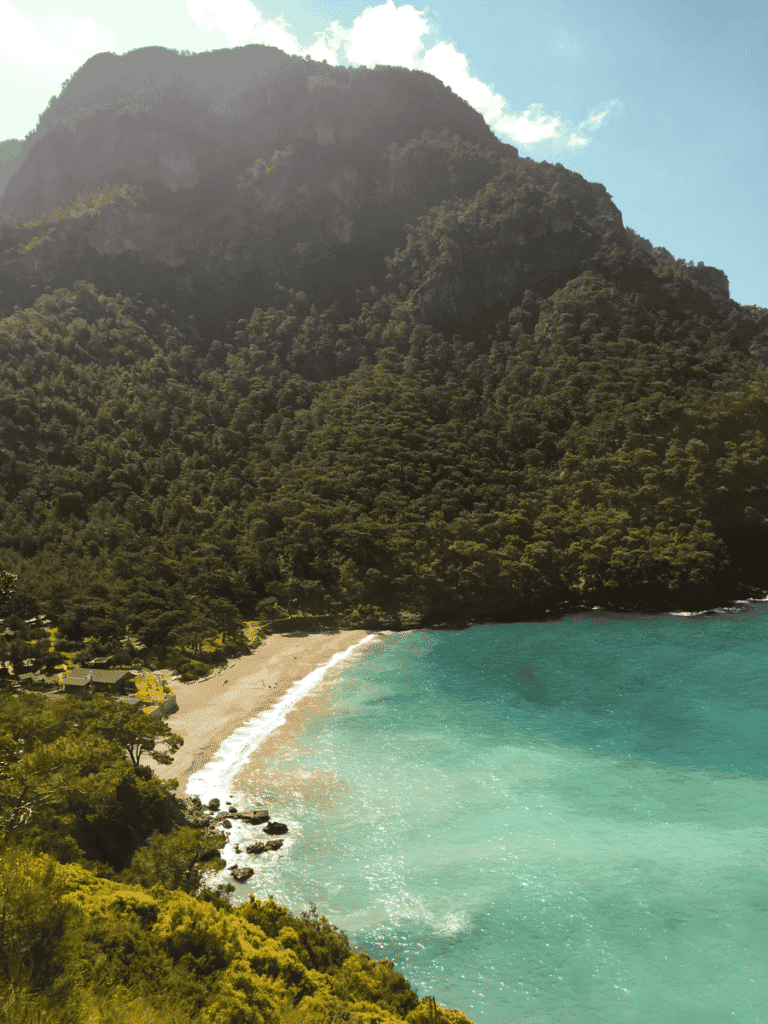 Randonnée Turquie : sur la vue de mer turquoise en Turquie