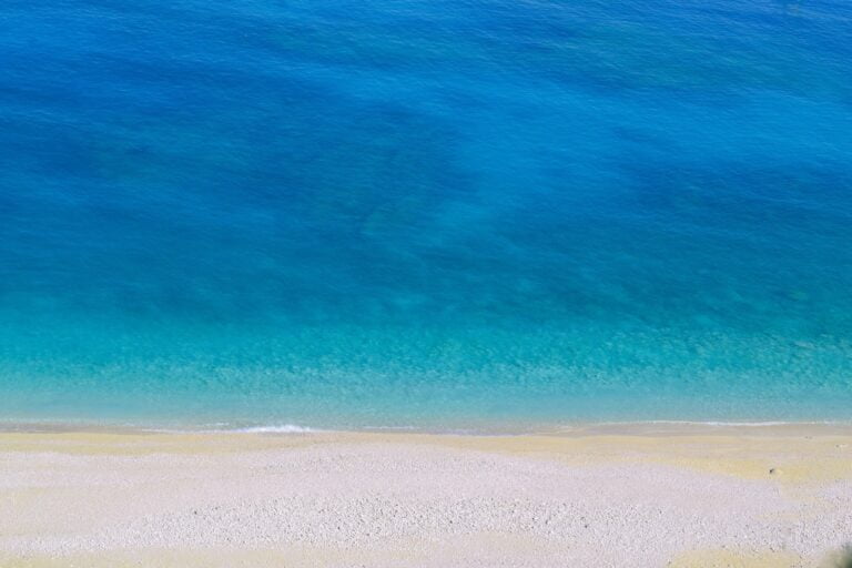 Randonnée Grèce en bord de mer Akaoka