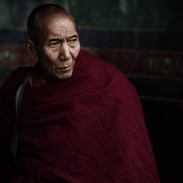 Voyage au Tibet : moine tibétain habillé d'un kesa Akaoka