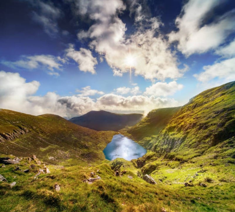 Randonnée du Dingle : sur les montagnes proche d'un lac