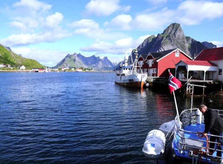 Trek Norvège : dans du lac en face d'un port de bateau au vue des montagnes