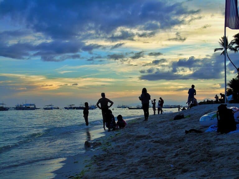 Voyage aux Philippines : coucher de soleil sur la plage Akaoka