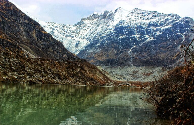 Trekking au Népal au bord d'un lac dans une vallée montagneuse Akaoka