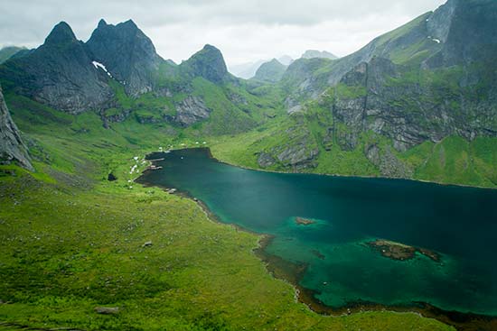 Randonnée entre fjords et montages a la nature en face d'un lac