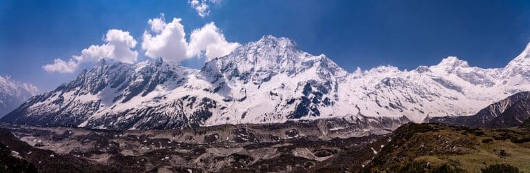 Trek au Népal tour de Manaslu dans les montagnes enneigées Akaoka