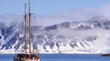 Cap au Nord : bateau sur la mer dans le paysage enneigé