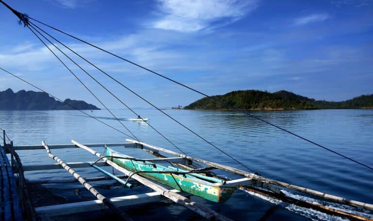 Aventure aux Philippines à Palawan en bateau à voiles sur la mer Akaoka