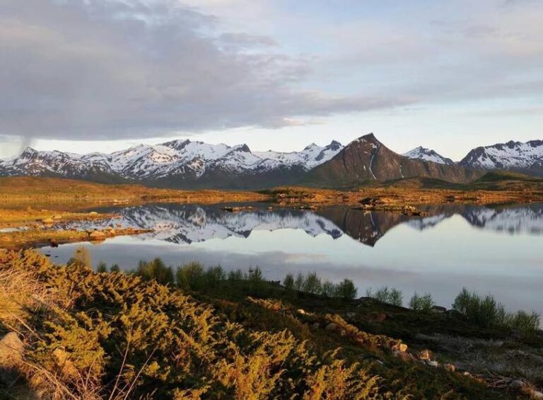 Trek Norvège : les reflets dans un lac sur le paysage et les montagnes