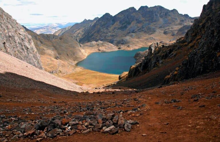 Randonnée au Pérou : un lac au milieu des montagnes orangées Akaoka