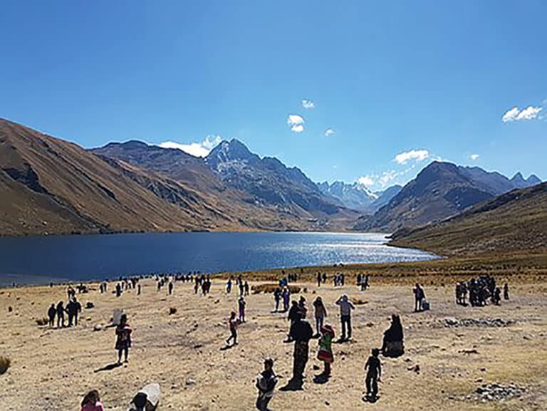 Randonnée au Pérou sur une chaîne de montagnes dans la vallée Alpamayo Akaoka