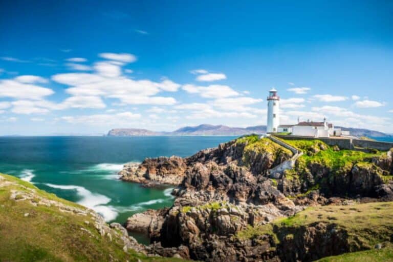 Kayak Irlande : phare au bord de mer dans le Connemara