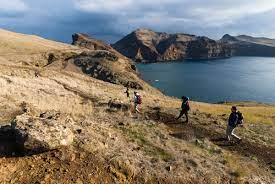 Randonnée à Madère sur les montagnes au bord d'un lac Akaoka