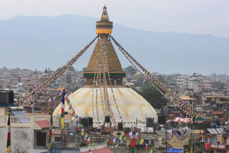 Séjour au Népal dans le quartier culturel Kathmandu : un temple orné de guirlandes colorées Akaoka