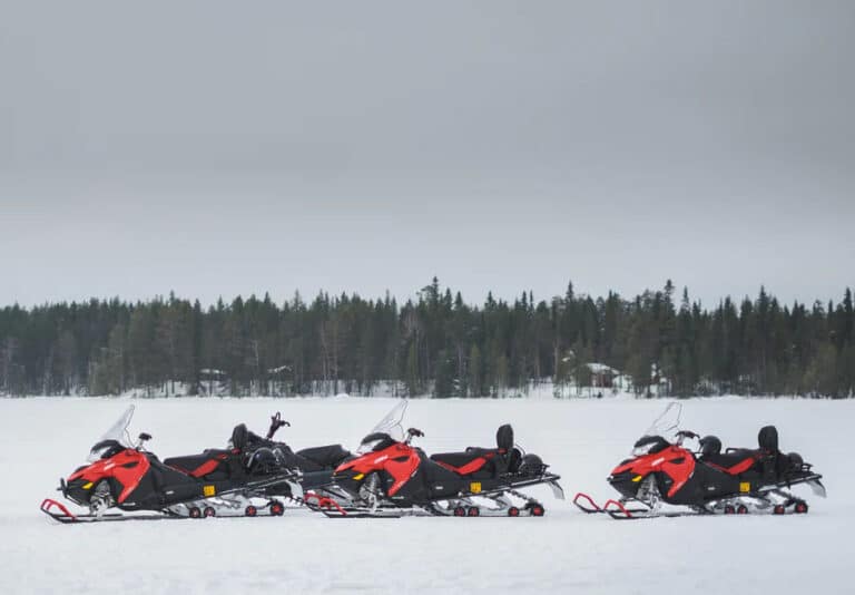 Motoneige Finlande : Rando de vue sur une plaine enneigée lors d'une activité motoneige